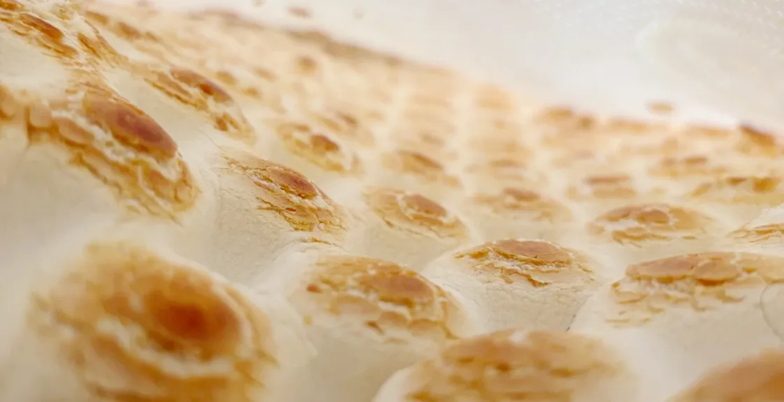 Natural latex yellowing